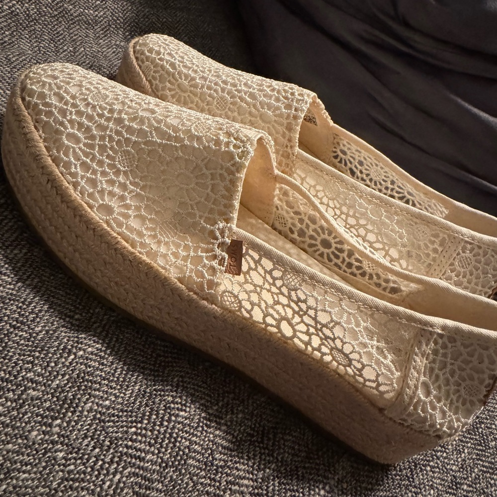 New Toms Elegant Cream Lace Slip-On Shoes sz 9